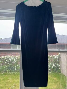 Elegant Emerald Velvet Bell-Sleeve Sheath Dress